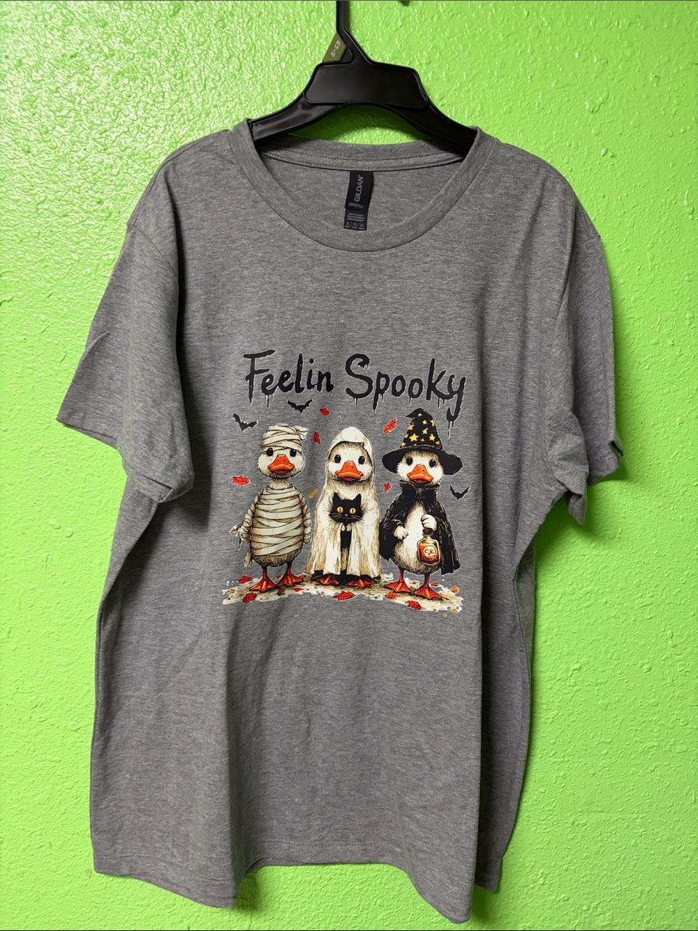 Gildan Gray 'Feelin Spooky' adult Halloween Tee